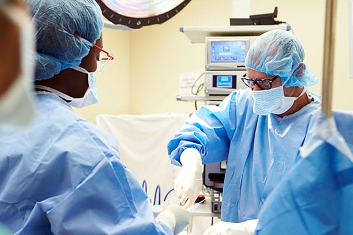 Cirujano realizando una intervención quirúrgica